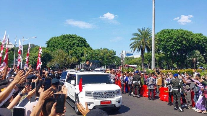 Warga Histeris Saat Jokowi Tiba-tiba Muncul dari dalam Mobil Maung Garuda