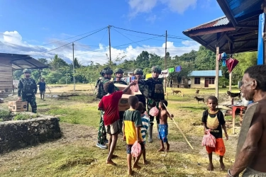 Eratkan Hubungan dengan Masyarakat Papua, Satgas Yonif Para Raider 501/Bajra Yudha Kostrad Bagi-bagi Sembako