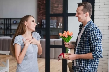Tanda Pria Bangga Memiliki Anda Sebagai Pasangan dalam Hidupnya: 8 Kebiasaan Jadi Bukti Pengakuan Mereka