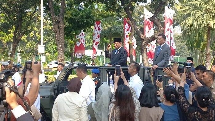 Momen Sjafrie Antar Prabowo ke Istana Usai Serah Terima Jabatan Menhan, Warga Ikut Bersorak