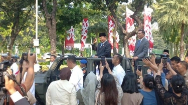 Momen Sjafrie Antar Prabowo ke Istana Usai Serah Terima Jabatan Menhan, Warga Ikut Bersorak
