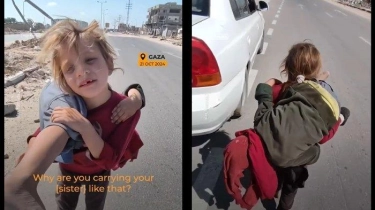 Viral Video Mengharukan Bocah Perempuan Gaza Bertelanjang Kaki Kelelahan Gendong Balita Sakit