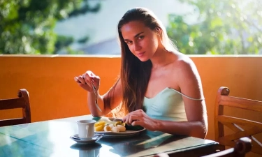 7 Perubahan Pola Pikir untuk Mengatasi Makan Berlebihan Akibat Stres dan Suasana Hati Kacau