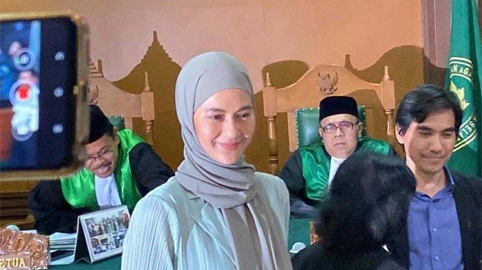 Senyum Paula Verhoeven Saat Hadir di Sidang Cerai dengan Baim Wong