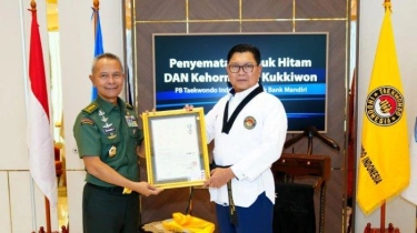 Taekwondo Indonesia Juara Umum ITOC, Ketum PBTI Beri Sabuk Hitam DAN Kehormatan ke Dirut BMRI