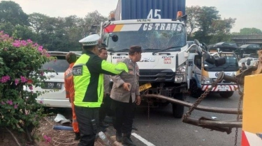 Kecelakaan Karambol di Pantura Cirebon, Truk Kontainer Isuzu Giga Seruduk Pikap dan Xenia