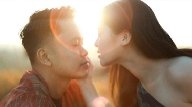 Potret Manis Prewed Ginting-Mitzi Berlatar Keindahan Sumba saat Matahari Tenggelam