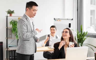 Jadi Pusat Perhatian! 5 Weton Berkharisma yang Tanpa Sadar Mudah Menarik Perhatian Orang Banyak dan Kerap Mendatangkan Banjir Rezeki