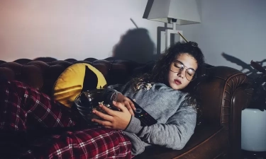 Orang yang Lebih Suka Menghabiskan Malam Hari di Rumah daripada Keluar, Biasanya Memiliki 9 Sifat Unik Ini