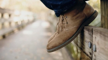 6 Langkah Mudah Mencuci Sepatu Suede Agar Tetap Awet dan Stylish