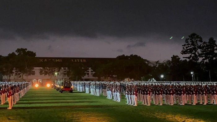 Di Tengah Guyuran Hujan Deras, Prabowo Pimpin Upacara Parade Senja di Akmil Magelang