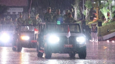 Prabowo dan Puluhan Menterinya Hujan-hujanan saat Upacara Parade Senja di Akmil Magelang
