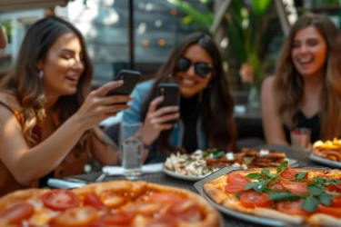 9 Kepribadian yang Cenderung Dimiliki oleh Orang-orang yang Hobi Memfoto Makanan sebelum Dimakan Menurut Psikologi