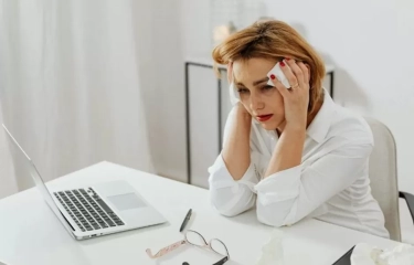 8 Perilaku Perempuan yang Kurang Merawat Diri dan Mencintai Diri Sendiri, Menurut Psikologi