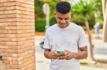 Memahami 5 Kebiasaan Mengirim Pesan atau Chatting yang Menunjukkan Ketertarikan, Menurut Ahli Hubungan