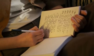 Si Paling Puitis! Ini 5 Zodiak yang Terlahir dengan DNA Seorang Penyair