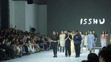 Desain Futuristik dan Eksentrik Pukau Pengunjung Ajang Mode Tahunan Jakarta Fashion Week 