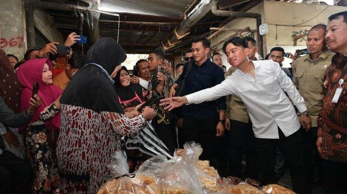 Gibran Tinjau Pasar Gotong Royong Magelang Usai Ikut Retret Kabinet Merah Putih