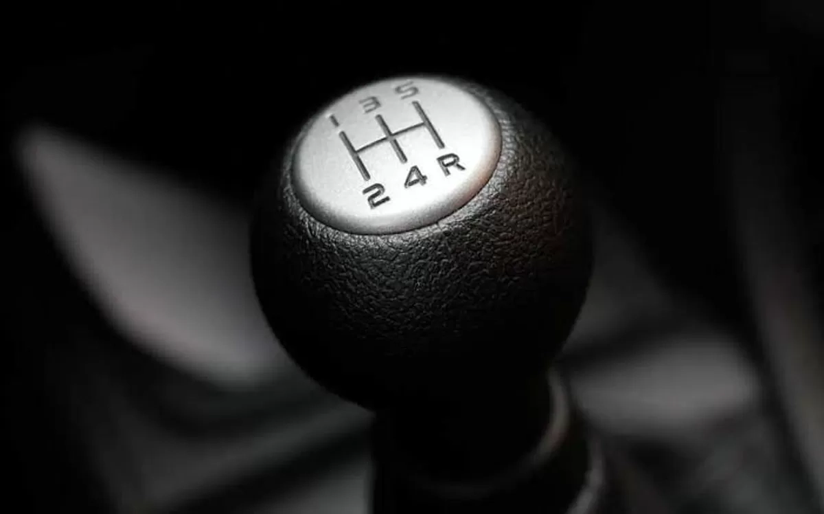 Mobil Manual Nggak Bisa Masuk Gigi Mundur, Penyebabnya Banyak Juga Ya