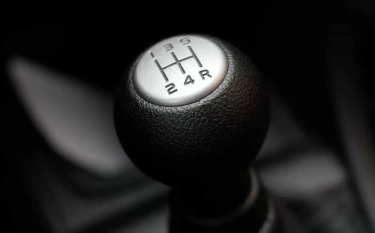 Mobil Manual Nggak Bisa Masuk Gigi Mundur, Penyebabnya Banyak Juga Ya