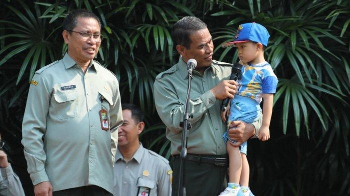 Gendong Bocah saat Upacara Sumpah Pemuda, Mentan Amran: Ini Generasi yang Harus Dijaga Gizinya