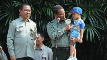 Gendong Bocah saat Upacara Sumpah Pemuda, Mentan Amran: Ini Generasi yang Harus Dijaga Gizinya