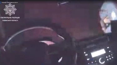 Pengemudi Mabuk Ancam Polisi dengan Benda Mirip Granat di Oblast Lviv, Ukraina