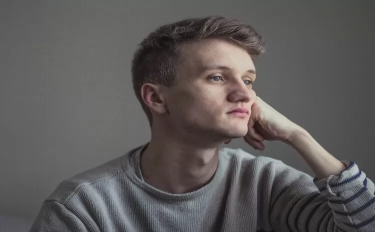 Jika Kamu Dibesarkan Oleh Orang Tua yang Malas, Kemungkinan Besar Menunjukkan 8 Tanda Ini Saat Dewasa