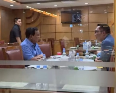 Momen Mayor Teddy Tetap 'Mengawal' Prabowo di Tengah Pertemuan dengan RK meski Sudah Bukan Ajudan