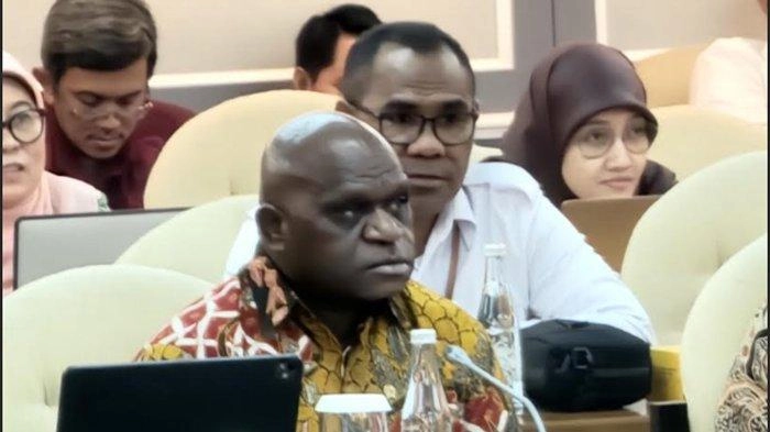 Rapat Perdana di DPR, Natalius Pigai: Saya Jadi Menteri Bukan karena Saya Oposisi