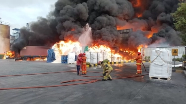 Gudang Olahan Pakan Hewan di Bekasi Terbakar Hebat