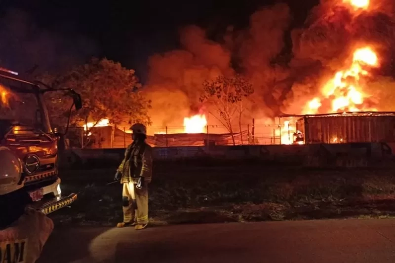 Kebakaran Landa Pangkalan Truk di Cakung