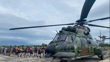 Satgas TNI Distribusikan Makanan Minuman untuk Korban Badai Kristine Filipina, Diangkut 2 Helikopter