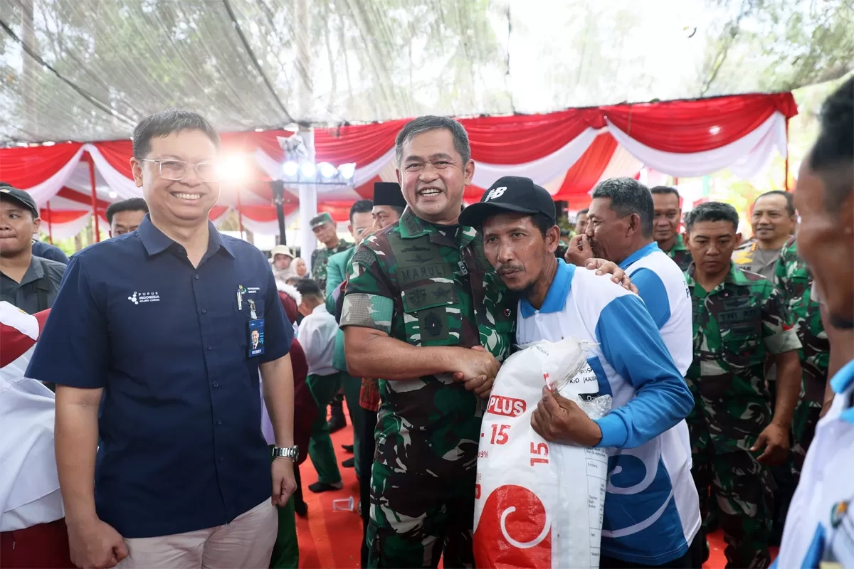 Dorong Suksesnya Pipanisasi Lahan Pertanian di Bawean, Petrokimia Gresik Berikan Bantuan Pupuk untuk Petani di 12 Desa
