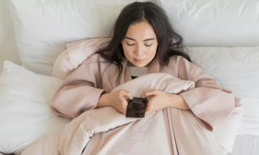 Orang yang Selalu Memeriksa Ponsel Mereka saat Bangun Tidur di Pagi Hari, Biasanya Menunjukkan 8 Ciri Kepribadian Ini