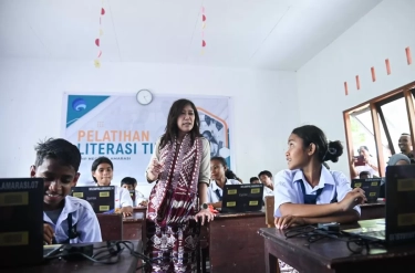 Sampaikan Pesan Presiden Prabowo, Meutya Hafid Pastikan Akses Internet di Kota dan Desa Berkeadilan
