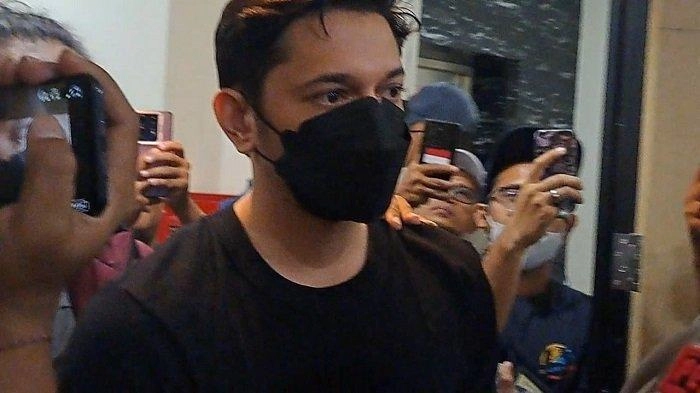 Andrew Andika Bebas setelah Jalani Masa Rehabilitasi, Dijemput Langsung oleh Tengku Dewi Putri 