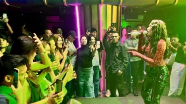 Nikita Mirzani Ikut Tampil dan Meriahkan Acara Tiba-tiba Karaoke