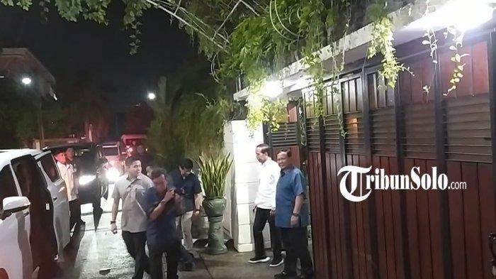 Prabowo Kunjungi Jokowi di Solo, Ajak Keluar Rumah Naik Mobil Putih