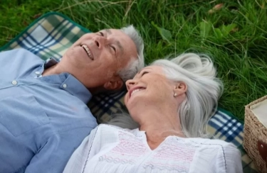 Kunci Tetap Harmonis di Masa Tua: 8 Kebiasaan Pasangan yang Membuat Cinta Mereka Tak Lekang oleh Waktu