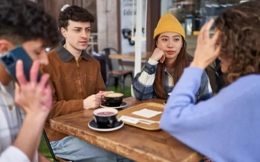 Jika Seseorang Secara Tidak Sadar Membenci Anda, Mereka Biasanya akan Menunjukkan 10 Perilaku Halus Ini