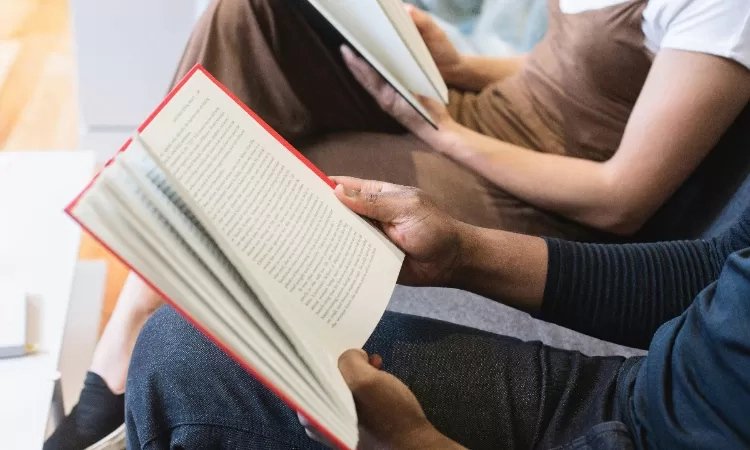 Orang yang Sering Membaca Buku Fiksi Biasanya Mengembangkan 8 Sifat Unik Berikut