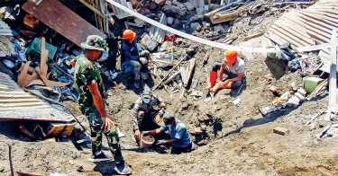 Perjalanan Tim SAR Evakuasi Korban Terkendala Debu Vulkanis Pascaerupsi Gunung Lewotobi Laki-Laki