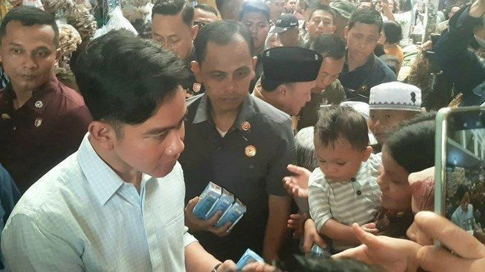 Gibran Blusukan ke Pasar Kahayan, Pisau Pedagang Ikut Disita