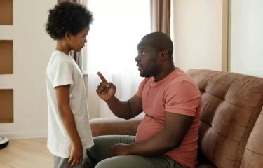 Orang Tua Harus Hindari Mengatakan 7 Kalimat Ini, Jika Ingin Membesarkan Anak-Anak yang Tangguh Secara Emosional