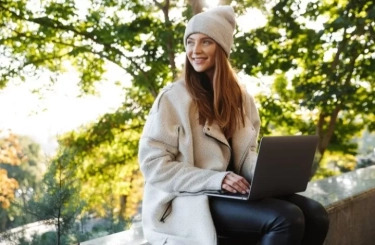 Perempuan yang Jarang Update Status di Media Sosial Cenderung Memiliki 8 Ciri Kepribadian Berikut