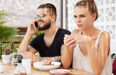 Tanda Orang Tak Berkelas yang Sangat Jelas: 10 Kebiasaan Sering Mereka Lakukan Tanpa Sadar