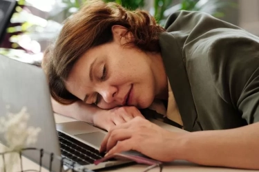 Orang yang Selalu Merasa Mengantuk dan Lelah Meskipun Sudah Tidur Cukup Biasanya Menunjukkan 8 Tanda Ini
