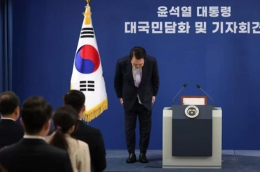 Presiden Korea Selatan Membungkukkan Kepala Meminta Maaf di Tengah Kontroversi yang Berkembang Seputar Ibu Negara