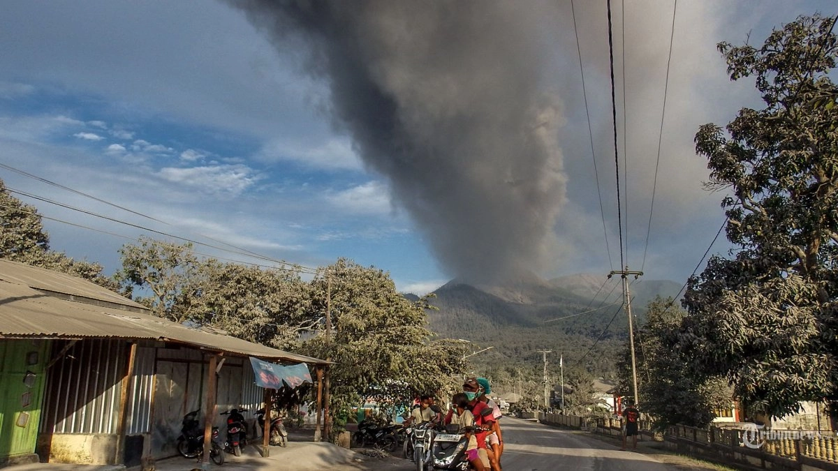 Peduli Korban Erupsi Gunung Lewotobi, Sido Muncul Salurkan Bantuan Sebesar Rp350 Juta